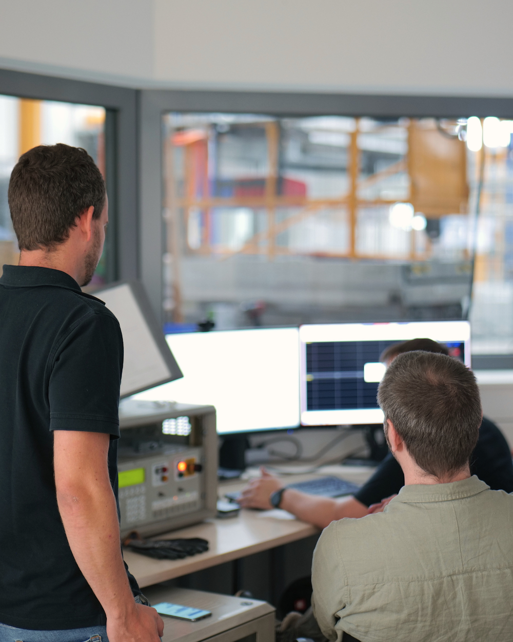 Menschen arbeiten an Computern im Labor