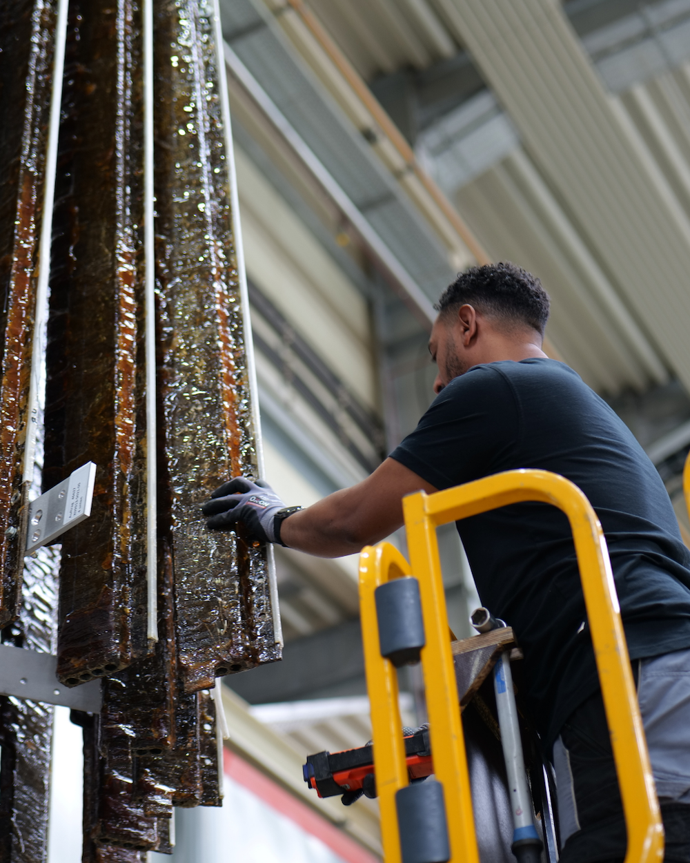 Mann arbeitet mit Metallstücken.