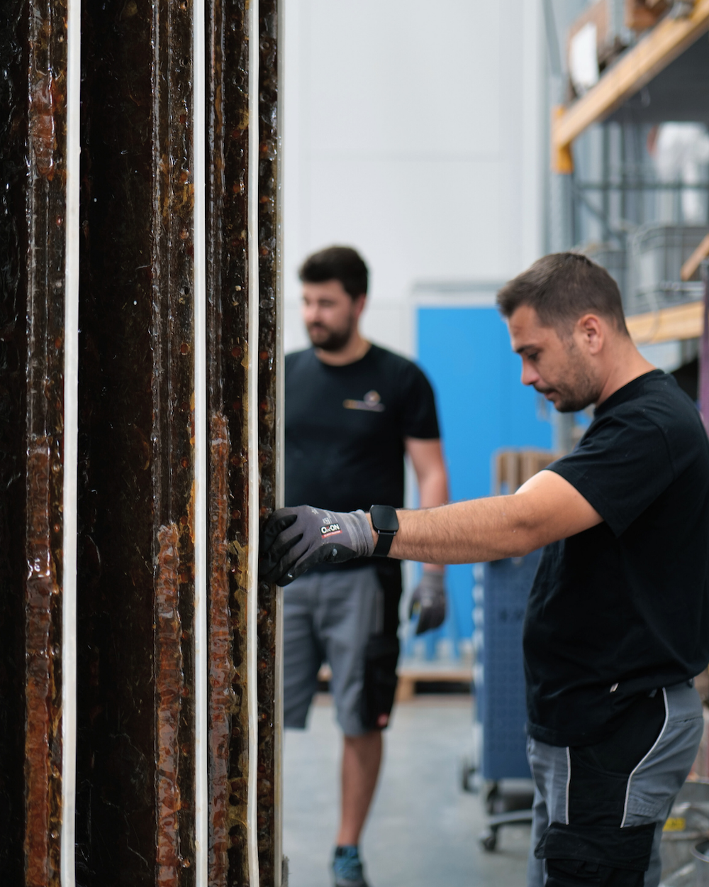 Arbeiter in einer Fabrikhalle