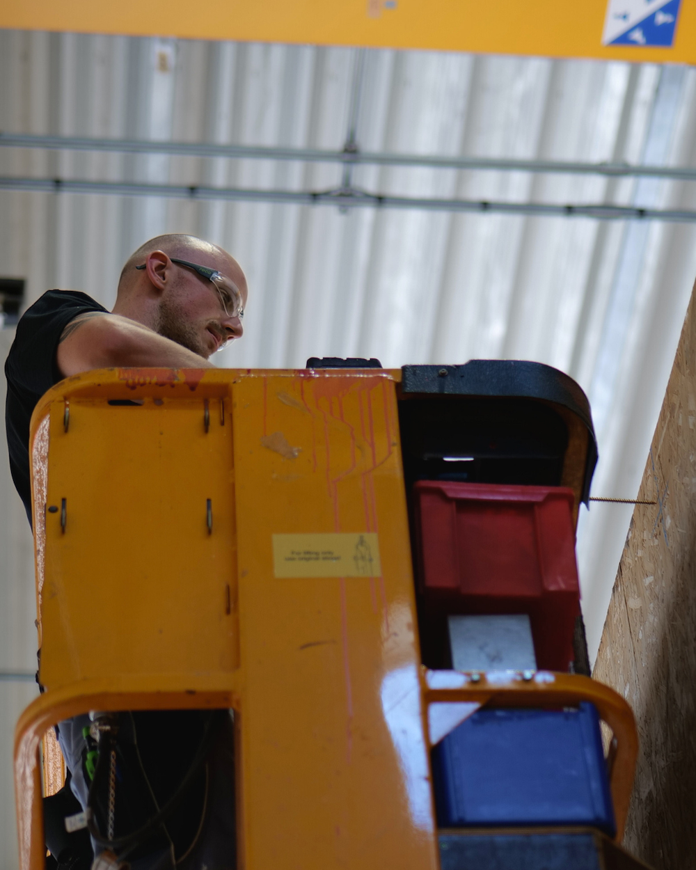 Mann auf einer Hebebühne arbeitet.